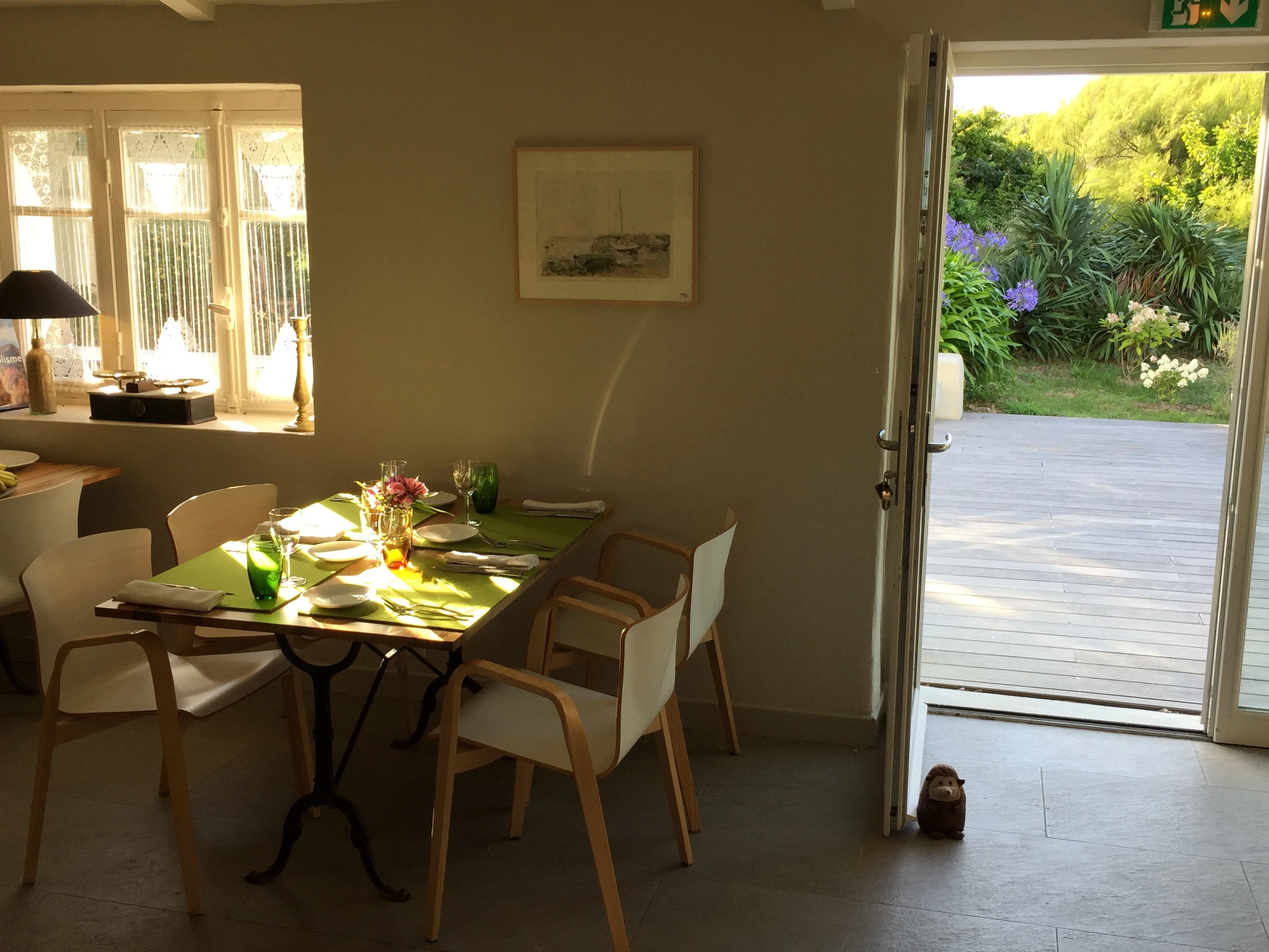 La salle à manger et le jardin de La Villa Simone, photographie publiée par le restaurant